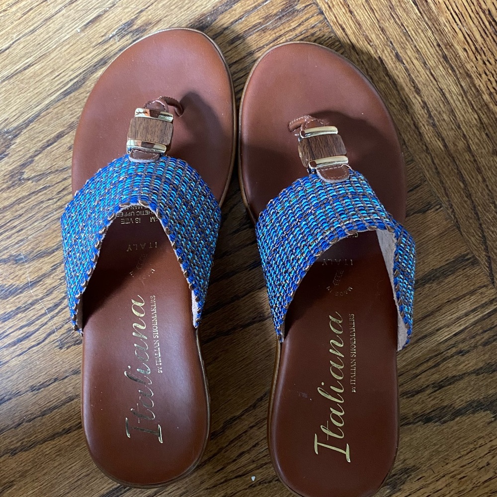 Italian sandals with wedge heel and colorful woven variations of blue on upper